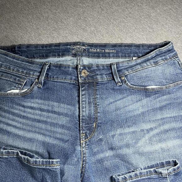 Levi's Signature Woman’s 33 x 34 Mid-Rise Skinny Jeans Light Wash Womans Pajts - Picture 2 of 6